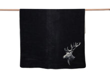 Lade das Bild in den Galerie-Viewer, DAVID FUSSENEGGER Wohndecke Savona Hirschkopf Anthrazit