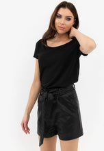 Lade das Bild in den Galerie-Viewer, COTTON CANDY T-Shirt Deetje black