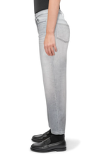 Lade das Bild in den Galerie-Viewer, DRYKORN Damen Jeans Flown Light Grey