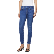 Lade das Bild in den Galerie-Viewer, DRYKORN Jeanshose Need Cropped - Mid Blue Denim