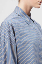 Lade das Bild in den Galerie-Viewer, DRYKORN Bluse Oshia Stripe Blue