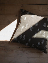 Lade das Bild in den Galerie-Viewer, FINE LITTLE DAY Kissenbezug Tall mit Tannenmotiv Green