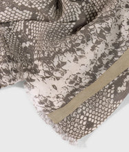 Lade das Bild in den Galerie-Viewer, 10DAYS AMSTERDAM Schal Voile Snake