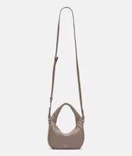 Lade das Bild in den Galerie-Viewer, LIEBESKIND BERLIN Farrah Crossbody Bag S Sandstein