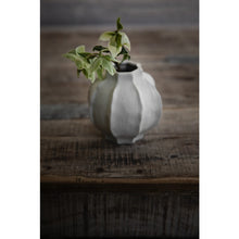 Lade das Bild in den Galerie-Viewer, ERNST Steingutvase Lines naturweiß