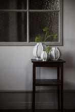 Lade das Bild in den Galerie-Viewer, ERNST Steingutvase Lines naturweiß