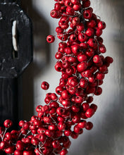 Lade das Bild in den Galerie-Viewer, HOUSE DOCTOR Winterkranz rot klein