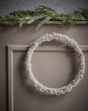Lade das Bild in den Galerie-Viewer, HOUSE DOCTOR Winterkranz weiß in 2 Größen