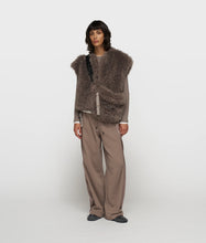 Lade das Bild in den Galerie-Viewer, 10DAYS AMSTERDAM The Bobbie Gilet - Weste aus Fake Fur