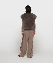 Lade das Bild in den Galerie-Viewer, 10DAYS AMSTERDAM The Bobbie Gilet - Weste aus Fake Fur