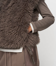 Lade das Bild in den Galerie-Viewer, 10DAYS AMSTERDAM The Bobbie Gilet - Weste aus Fake Fur