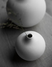 Lade das Bild in den Galerie-Viewer, STOREFACTORY Fröbacken Vase small