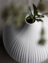 Lade das Bild in den Galerie-Viewer, STOREFACTORY Fröbacken Vase Medium white