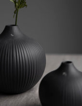 Lade das Bild in den Galerie-Viewer, STOREFACTORY Fröbacken Vase Medium dark grey