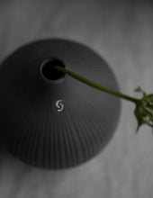 Lade das Bild in den Galerie-Viewer, STOREFACTORY Fröbacken Vase Medium dark grey