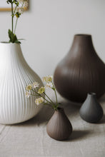 Lade das Bild in den Galerie-Viewer, STOREFACTORY Ekenäs Vase Weiß XL