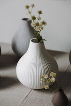 Lade das Bild in den Galerie-Viewer, STOREFACTORY Ekenäs Vase Weiß XL
