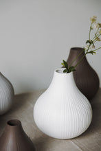 Lade das Bild in den Galerie-Viewer, STOREFACTORY Ekenäs Vase Weiß XL