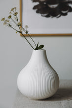 Lade das Bild in den Galerie-Viewer, STOREFACTORY Ekenäs Vase Weiß XL