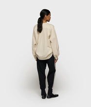Lade das Bild in den Galerie-Viewer, 10DAYS AMSTERDAM Flowy Blouse Light Earth