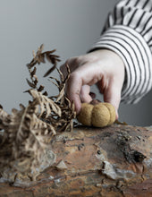 Lade das Bild in den Galerie-Viewer, STOREFACTORY Haga Kürbis aus Filz in 3 Farben