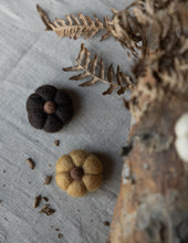 Lade das Bild in den Galerie-Viewer, STOREFACTORY Haga Kürbis aus Filz in 3 Farben