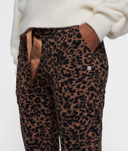 Lade das Bild in den Galerie-Viewer, 10 DAYS AMSTERDAM Cropped Jogger Leopard