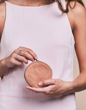 Lade das Bild in den Galerie-Viewer, O MY BAG Luna Purse Camel