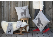 Lade das Bild in den Galerie-Viewer, DAVID FUSSENEGGER Wärmflasche Hirsch Struktur