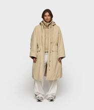 Lade das Bild in den Galerie-Viewer, 10DAYS AMSTERDAM The Royal Parka Pure Sand