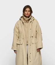 Lade das Bild in den Galerie-Viewer, 10DAYS AMSTERDAM The Royal Parka Pure Sand