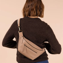 Lade das Bild in den Galerie-Viewer, O MY BAG Drew Bum Bag Umhängetasche Sand