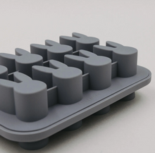 Lade das Bild in den Galerie-Viewer, EULENSCHNITT Eiswürfelform Hasen