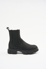Lade das Bild in den Galerie-Viewer, COPENHAGEN STUDIOS CPH570 Chelsea Boots Waxed Nubuk Black