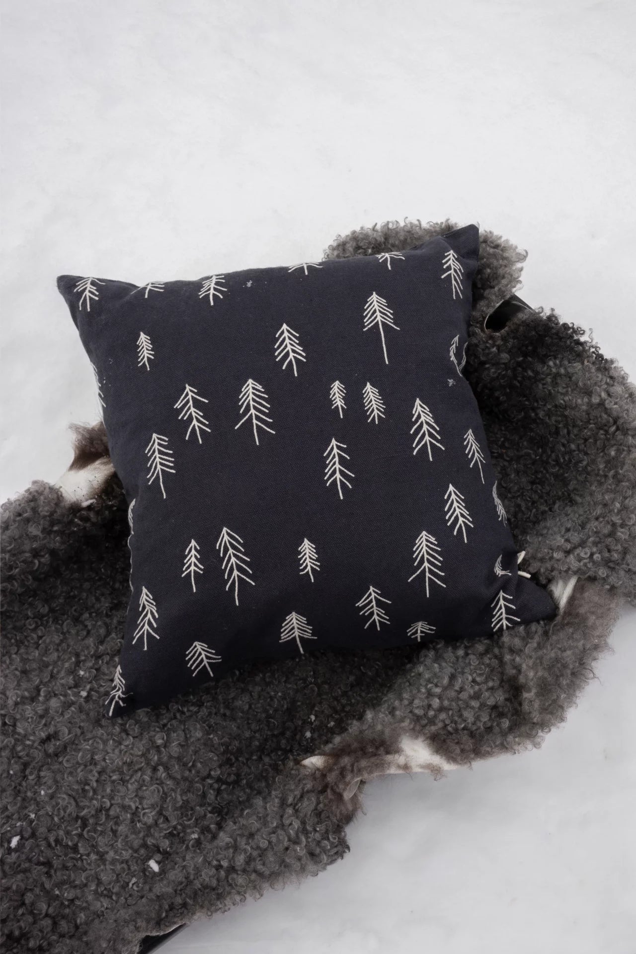 FINE LITTLE DAY Kissenbezug Tall mit Tannenmotiv Anthrazit Blue