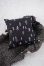 Lade das Bild in den Galerie-Viewer, FINE LITTLE DAY Kissenbezug Tall mit Tannenmotiv Anthrazit Blue