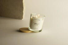 Lade das Bild in den Galerie-Viewer, THE OLPHACTORY Duftkerze Bliss - Green Leaves