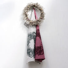 Lade das Bild in den Galerie-Viewer, FROHSTOFF Geschirrtuch Leinen Kranz Erika