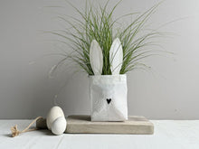 Lade das Bild in den Galerie-Viewer, GOOD OLD FRIENDS Hasenbeutel Herznase