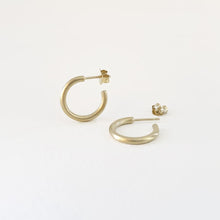 Lade das Bild in den Galerie-Viewer, SUSICALA Creolen London M Gold Plated