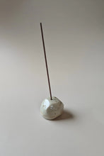 Lade das Bild in den Galerie-Viewer, Noneedformore Handgefertigter Keramik Räucherstäbchenständer Pebbles Gray