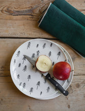 Lade das Bild in den Galerie-Viewer, FINE LITTLE DAY Teller Tall mit Tannenmotiv