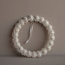Lade das Bild in den Galerie-Viewer, DBKD Paper Flake Wreath