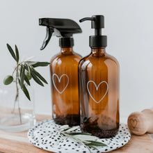 Lade das Bild in den Galerie-Viewer, EULENSCHNITT Seifenspender Herz aus Braunglas