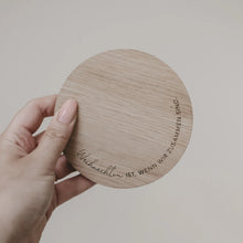 Lade das Bild in den Galerie-Viewer, EULENSCHNITT Untersetzer aus Eiche - Weihnachten