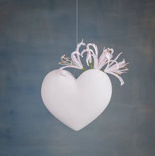 Lade das Bild in den Galerie-Viewer, KLATT OBJECTS Festa Herz Hängevase in 2 Größen