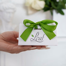 Lade das Bild in den Galerie-Viewer, LEAF Armkette Clover Charm Gelbgold