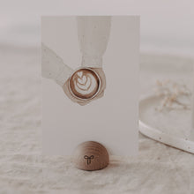 Lade das Bild in den Galerie-Viewer, EULENSCHNITT Halbrunder Kartenständer Schleife