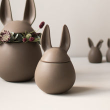 Lade das Bild in den Galerie-Viewer, DBKD Eating Rabbit Dust - Hasendose in 2 Größen