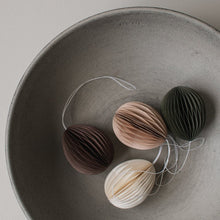 Lade das Bild in den Galerie-Viewer, DBKD Ovoid Large Wabenei sand